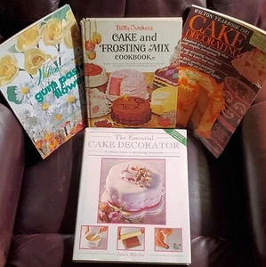CAKE DECORATING Book LOT 4 Books Magazines WILTON, Betty Crocker, J. Murfitt - Imagen 1 de 16