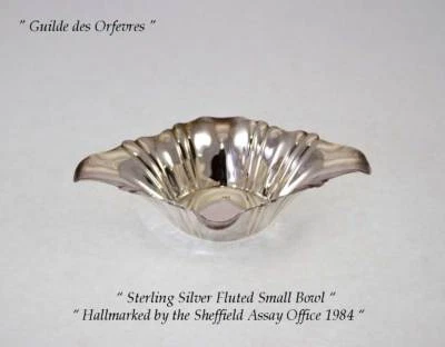 Cuenco pequeño acanalado de plata de ley Foto 1 de 4