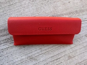 NEU GUESS rotes Kunstleder starres Softcase mit schwarzem charakteristischem Reinigungstuch - Bild 1 von 7