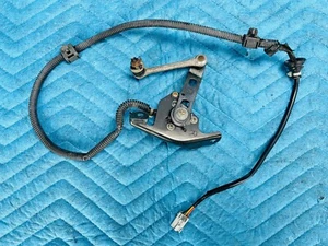 Lexus LS400 Rear Height Control Sensor w/Link Passenger Side 1998 1999 2000 OEM - Picture 1 of 5