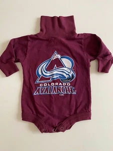 NUEVO SIN ETIQUETAS TRAJE CORPORAL AVALANCHA INFANTIL COLORADO AVALANCHA cuello de tortuga 12 meses NHL Hockey - Imagen 1 de 3