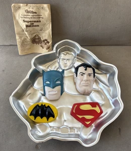 Juego de sartenes para pasteles Wilton SuperHero Batman/Superman con cara/escudo de plástico 1977 - Imagen 1 de 4