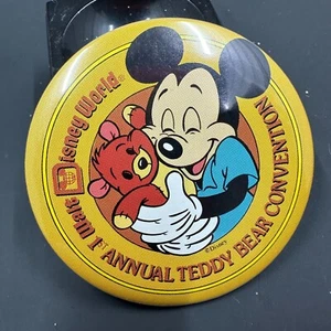 WALT DISNEY WORLD PRIMERA CONVENCIÓN ANUAL DE OSO DE PELUCHE PINBACK RECUERDO BOTÓN PIN - Imagen 1 de 2