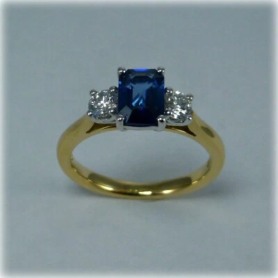 Anillo de compromiso de diamantes y zafiros reales talla esmeralda de 1,70 quilates de oro amarillo macizo de 14 quilates Foto 1 de 4