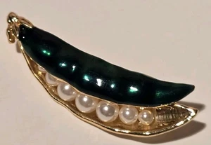 Broche Guisantes en una Cápsula - Tono Dorado, Esmalte Verde y Perlas de Imitación - ¡Adorable! - Imagen 1 de 3