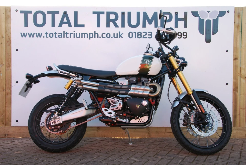 Silenciador corto sin cordones Total Triumph Scrambler 1200 XE XC (007 estilo Guy Martin) - Imagen 1 de 4