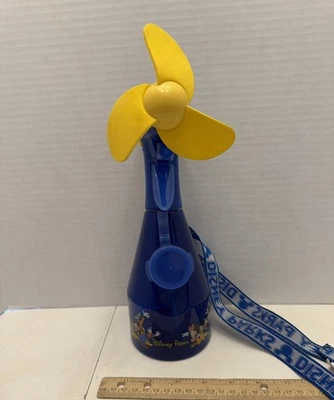 Ventilador de botella de agua de nebulización de parques Disney azul con cordón Foto 1 de 4