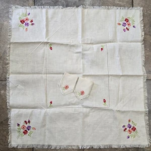 Vintage bestickte Blumen Tischdecke 27" x 28" mit zwei Servietten - Bild 1 von 4