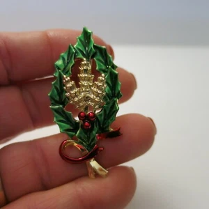 Christmas Pin Signed Gerrys Holly & Pine Cone Oval Wreath Goldtone Holiday - Picture 1 of 8