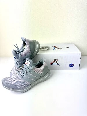 NUEVO W CAJA Adidas Ultraboost 5.0 ADN NASA Mujer Talla 5 Zapatos para Correr Gris FY9873 Foto 1 de 4