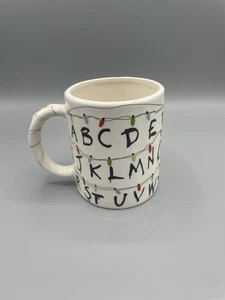 Stranger Things Alphabet Lights tazza da caffè in gres - nucleo casa 17 oz - nuova - Foto 1 di 4