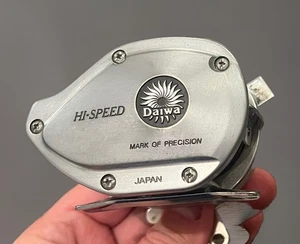 Attrezzatura mulinello da pesca vintage Daiwa PL-100 ProLite Pro Lite bella! FUNZIONA liscio - Foto 1 di 9