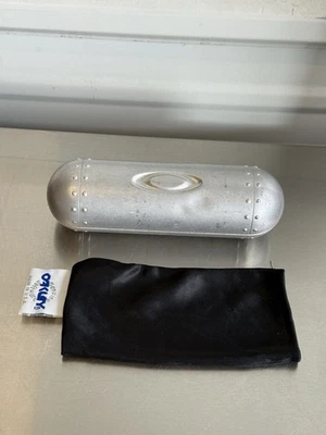 Gafas de sol/estuche vintage OAKLEY de metal con bóveda de torpedo Foto 1 de 4