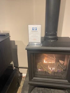 Kingsman FDV200SLPE2 Gas Stove Black steel with oak log set, remote and fan - Picture 1 of 4