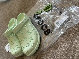 Lime green / jade tint Floral Cut Out Crocs Brand New UK Size Women’s 7 - Picture 1 of 3