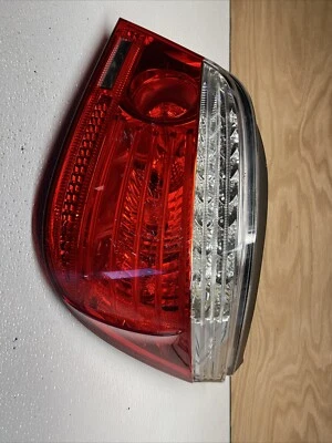 2009 2010 BMW 535i xDrive Sedan lanterna traseira direita passageiro 19528502 fabricante de equipamento original - Imagem 1 de 4