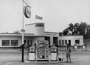 1959 Deco Style ESSO Gas Station and attendant Florence italy 8 x 10 Photograph - Picture 1 of 1
