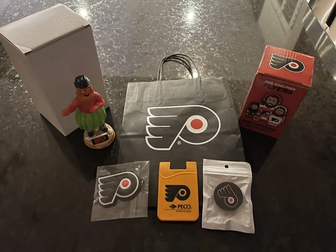 NHL Philadelphia Flyers Gift Bag w/5 New Items, Gritty, Nesting Dolls, Key Chain Cover