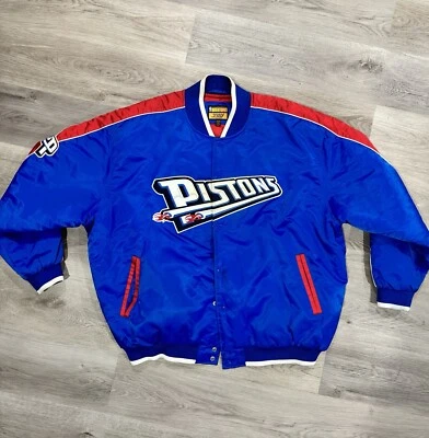 Chaqueta de satén de bombardero Detroit Pistons Big Man GIII Foto 1 de 4