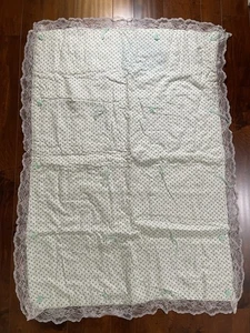 Vintage gesteppte Babydecke Handarbeit Kinderzimmer Krippe Überwurf blau Vögel Garn Knoten - Bild 1 von 4