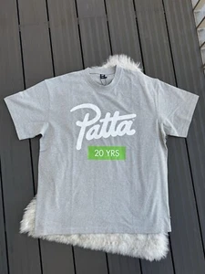 Camiseta PATTA Clorofila 20 Años Aniversario | Gris Verde | Talla Grande / L | AM1 - Imagen 1 de 5
