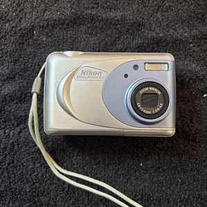 Nikon Digital Camera Coolpix 2000 2.0MP Silver Tested - Picture 1 of 4