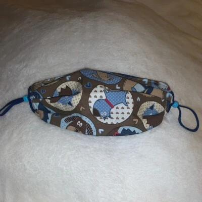 Mascarilla facial reversible lavable de tela tamaño adolescente estampado de cachorro perro marrón azul marino Foto 1 de 4