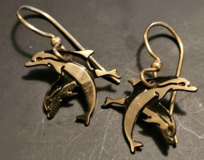 Pendientes colgantes Leighton Lam Dolphin Na'ia chapados en oro latón esmalte negro Foto 1 de 4