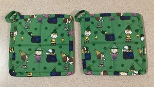 2 PORTAVASI ARTIGIANALI CUCINA VERDE ARACHIDI IRLANDESI GANG SNOOPY 7,5" x 7,5" - Foto 1 di 3