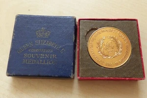 1953 Queen Elizabeth II Coronation Souvenir Medal Made England 18ct Gold Plated - Picture 1 of 5