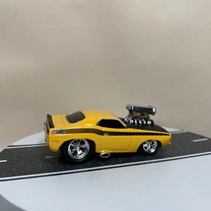 Muscle Machines Funline 00-03 1970 ‘70 Plymouth Cuda Yellow & Black 1:64 NM - Picture 1 of 13