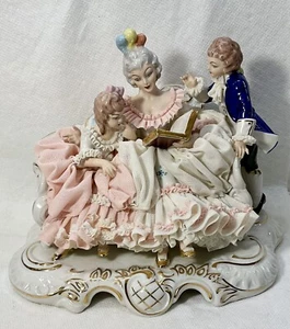 Preciosa estatuilla de encaje de porcelana de Dresde madre con niños leyendo STORY TIME - Imagen 1 de 10