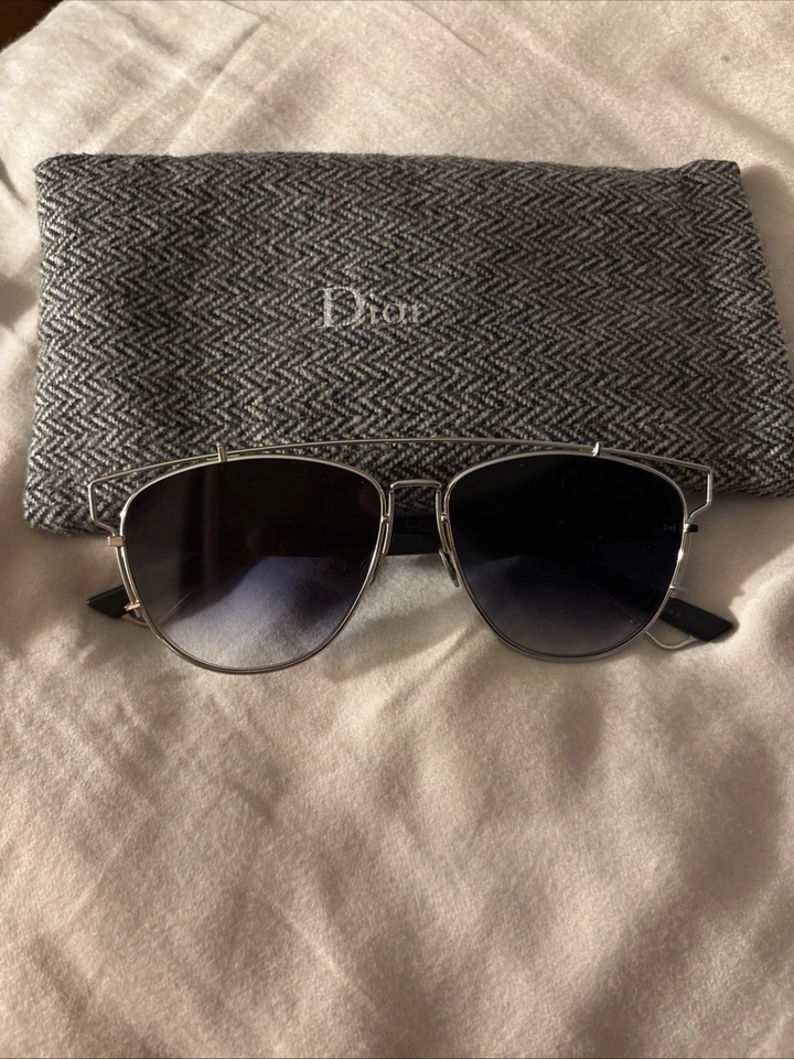 Óculos de sol Christian Dior tão real armação prata preta autêntica com bolsa Dior - Imagem 1 de 1