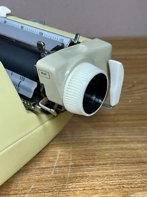 Right Knob Replacement (Cream) Smith-Corona Galaxie Series Portable Typewriters - Image 1 of 4