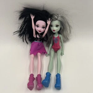 Monster High Monster 2 Stück Puppe schwarze Haare Mädchen Ghoul - Bild 1 von 4