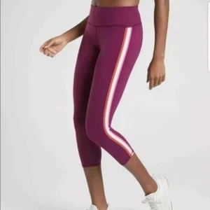 Leggings Athleta Contender Striscia Laterale Capri Crop Plum Small NUOVI CON ETICHETTA - Foto 1 di 6