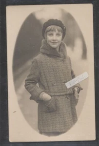Mode Mädchen mit Strickmantel  Baskenmütze   alte Fotokarte - Picture 1 of 2