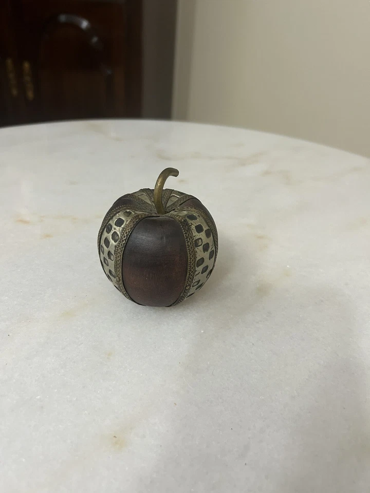"Manzana decorativa de madera torneada vintage Charles Marcak con adorno de metal 4""x 4""" Foto 1 de 4
