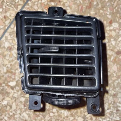 Оригинальная центральная левая вентиляционная решетка кондиционера Daewoo Nubira 2000-02 годов выпуска 96280451 - Изображение 1 из 4