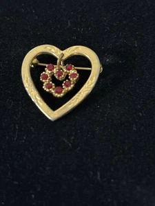 Schöner Hänger Herz rote Steine goldfarben Anstecknadel herzförmig - Bild 1 von 3