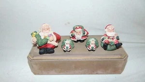 CINCO FIGURAS DE SOPORTE DE VELAS DE RESINA SANTA CON BOLSA DE JUGUETE - Imagen 1 de 8