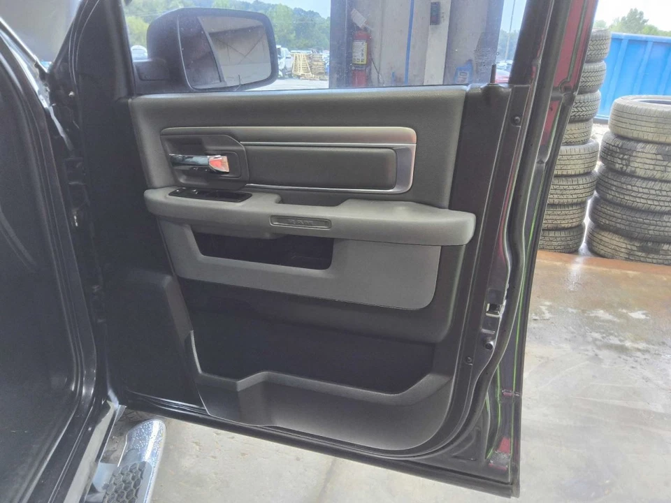 Dodge Ram 1500 2015 Front Door Trim Panel 641374 - Imagem 1 de 1