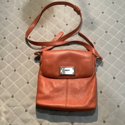 Bandolera/cartera bandolera de cuero DKNY Donna Karan naranja tono dorado herrajes Foto 1 de 4