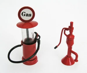BOMBA DE GAS Y BOMBA DE AGUA EN MINIATURA IMPORTADORES DEL MEDIO OESTE ACCESORIOS PARA ESCENAS DE PUEBLO - Imagen 1 de 2