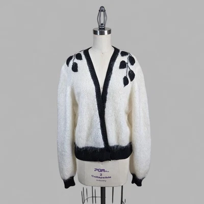 Cárdigan de Colección Hecho a Mano Mohair Marfil Negro Bordado Hojas Acentos Hecho a Mano Foto 1 de 4