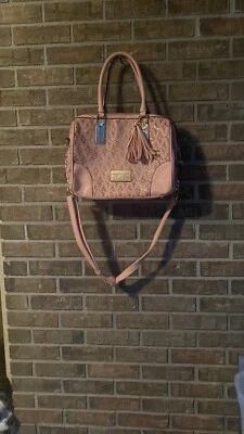 Bolso de Mano Marc NY Rosa con Diseño Texturizado y Borla  Foto 1 de 4