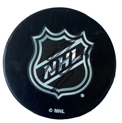 Disco con logotipo autografiado firmado por Brent Burns Carolina Hurricanes de la NHL Foto 1 de 2