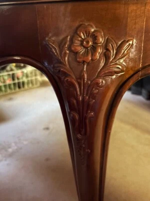 Mesa de madera de cerezo provincial francesa Luis XV Baker Furniture Foto 1 de 4