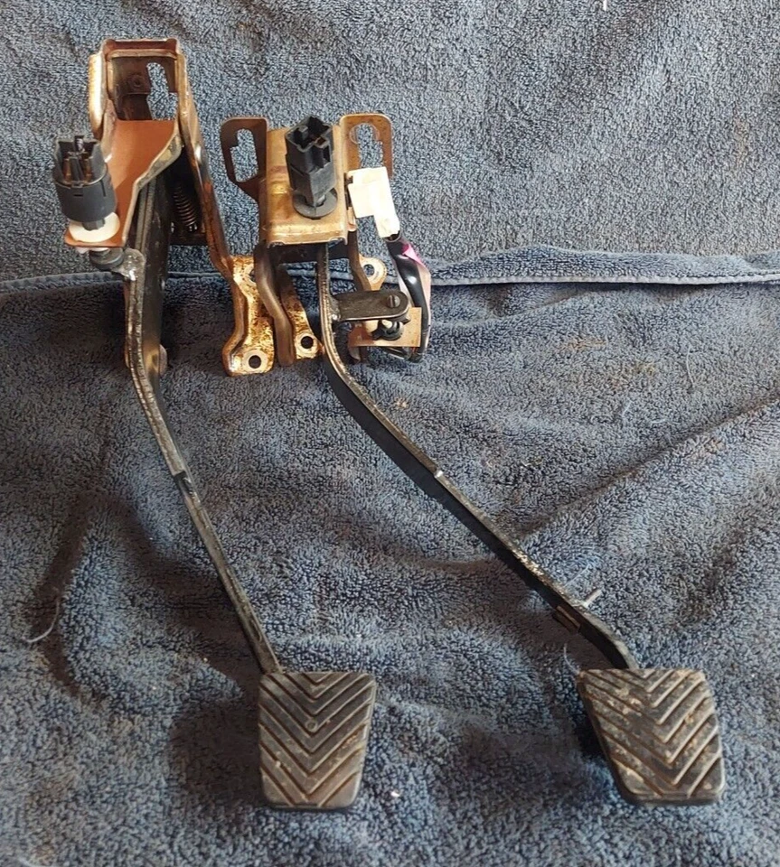 2003 Mitsubishi Eclipse 3.0 V6 conjunto de pedal de freio de embreagem manual 5 velocidades M/T - Imagem 1 de 4