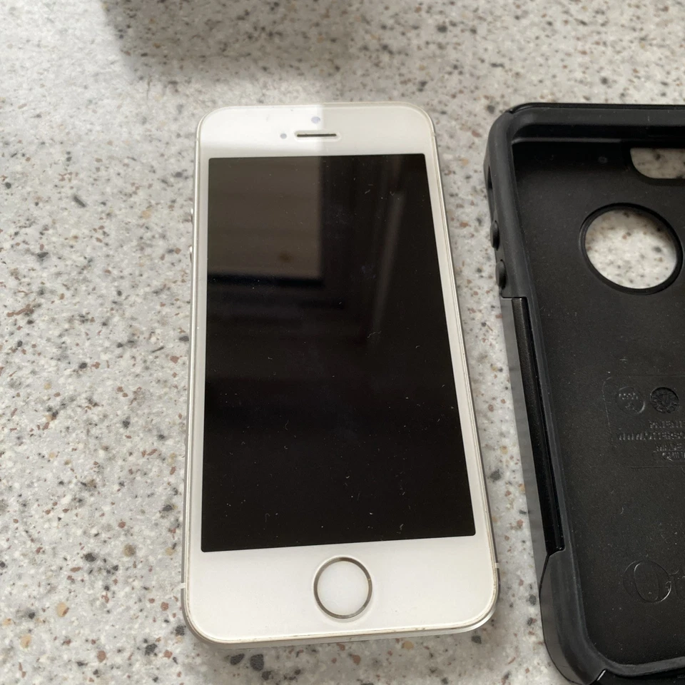 Apple iPhone SE A1723 64GB Silver  1st Gen  Unlocked - Good Condition - Image 1 of 4